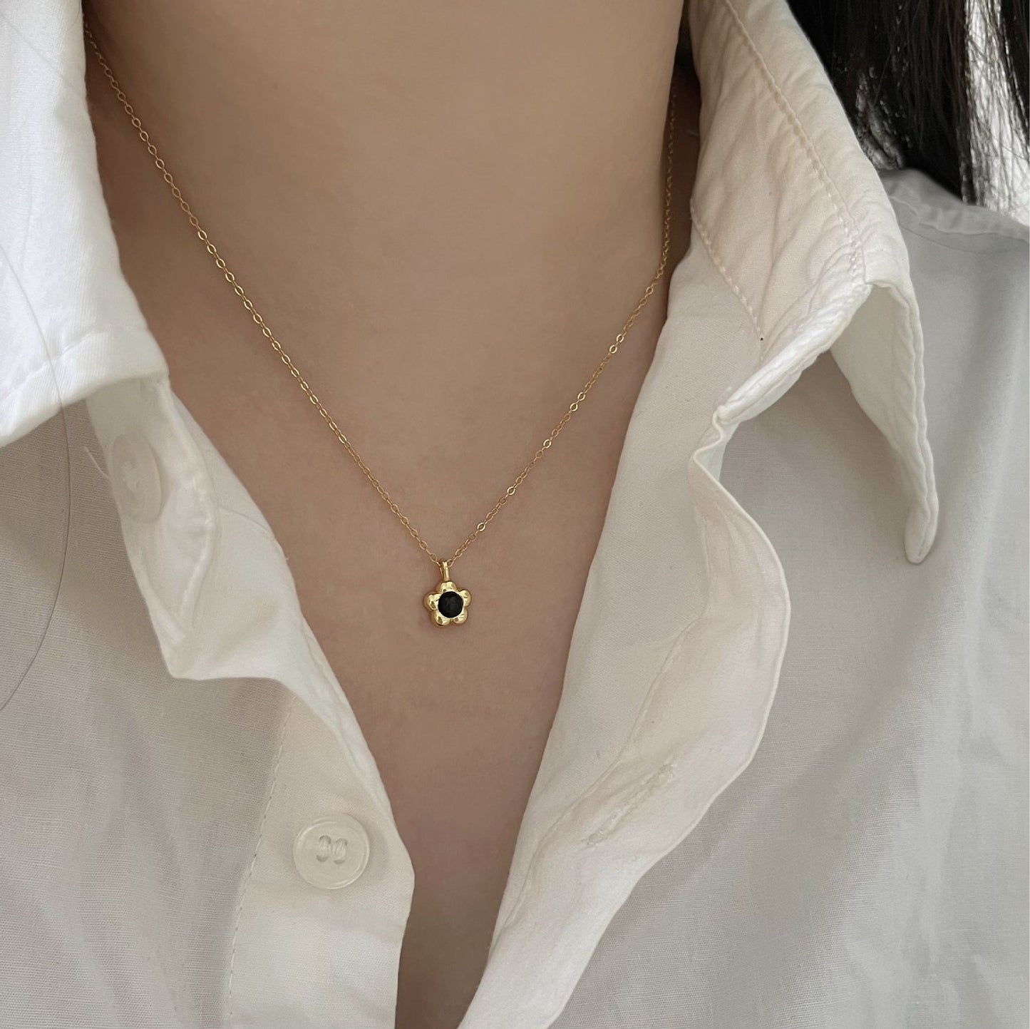 Collar con colgante minimalista de tulipán floral en plata de ley 925 con acento chapado en oro sobre cadena cruzada