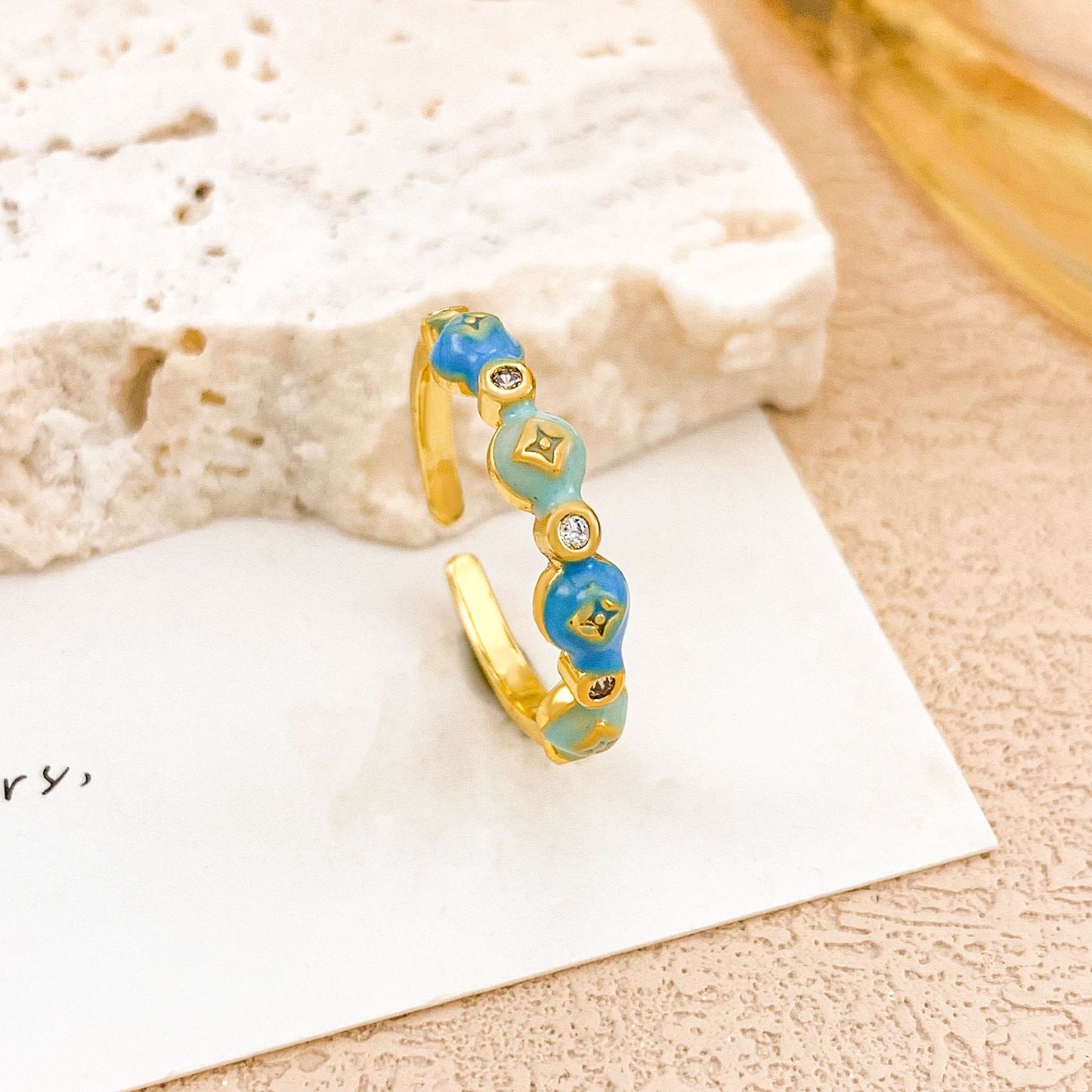 Anello in lega placcato oro con fiori a goccia smaltati per donna