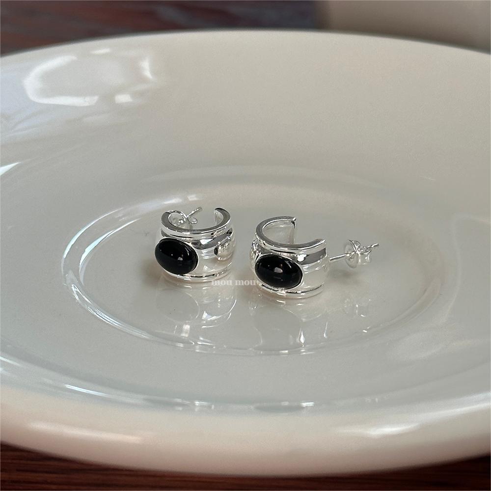 Pendientes minimalistas de plata con diseño de arco redondeado y detalles cuadrados biselados en plata de ley 925