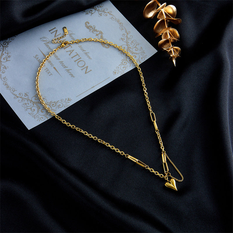 Collar con colgante de corazón irregular minimalista de acero de titanio con acabado chapado para mujer