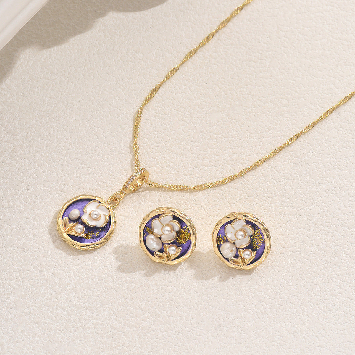 Set di orecchini e collana in rame con intarsio di perle e design floreale per donna, con finitura lucida