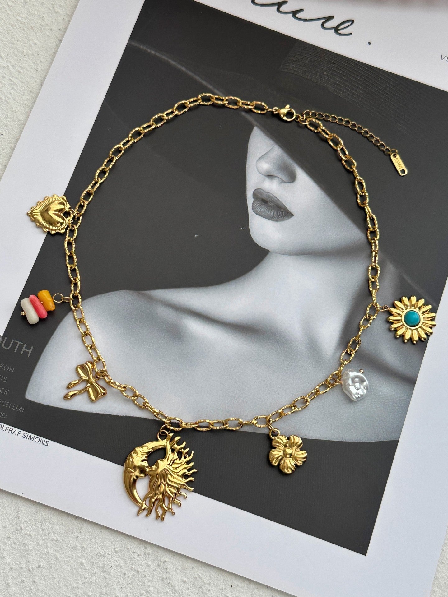 Collana Pendente a Conchiglia con Fiore, Sole, Luna e Stella in Acciaio Inossidabile Placcato Oro 14K Vintage da Donna