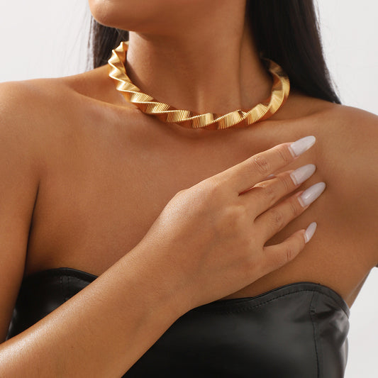 Collana da donna con corda attorcigliata geometrica spigolosa, finitura galvanica e estetica a onda fredda