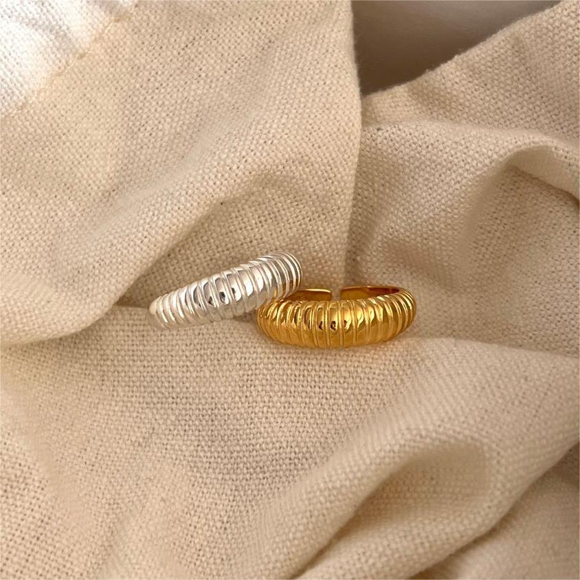 Anello Minimalista a Forma di Cuore in Argento Sterling 925 con Dettagli a Grana Quadrata Smussata e Finitura Placcata