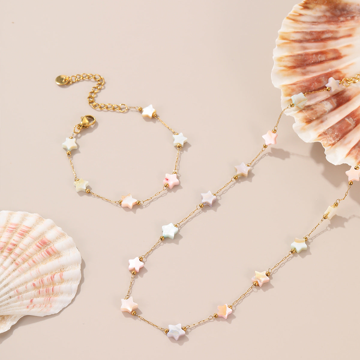 Collana con ciondolo a stella geometrica di tendenza in abalone, in acciaio inossidabile con finitura placcata, da donna