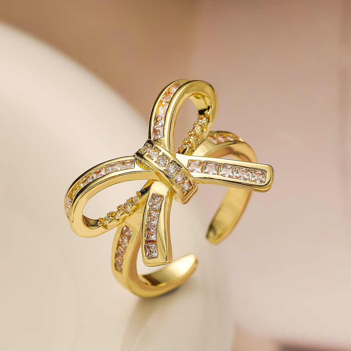 Anello da donna minimalista a forma di fiocco in rame placcato oro 18 carati con intarsi in zirconia cubica