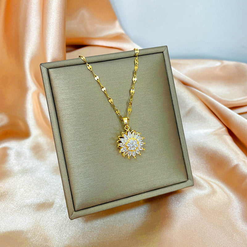 Collana con ciondolo girevole a quadrifoglio in acciaio al titanio con zirconi micropavé da donna