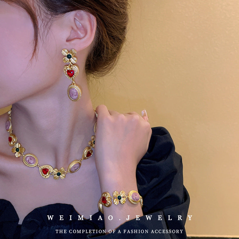 Collana con ciondolo a cuore in strass e fiori vintage, stile corte francese, con catena alla clavicola e design retrò resistente