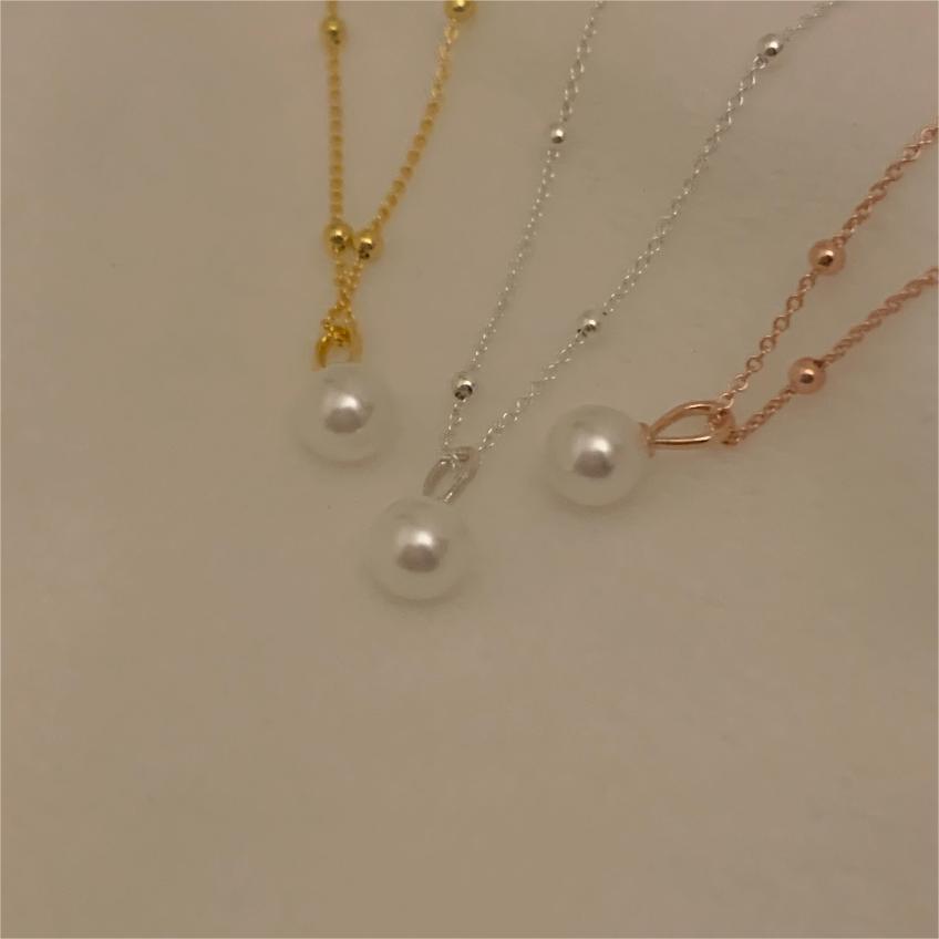 Collar minimalista de perlas con cadena de plata de ley 925 y diseño de acento geométrico