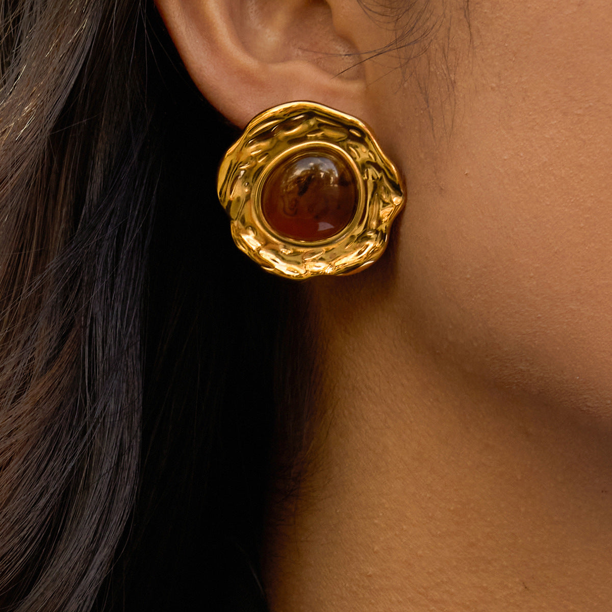Pendientes minimalistas de acero inoxidable geométricos con incrustaciones de resina ámbar y acabado chapado para mujer