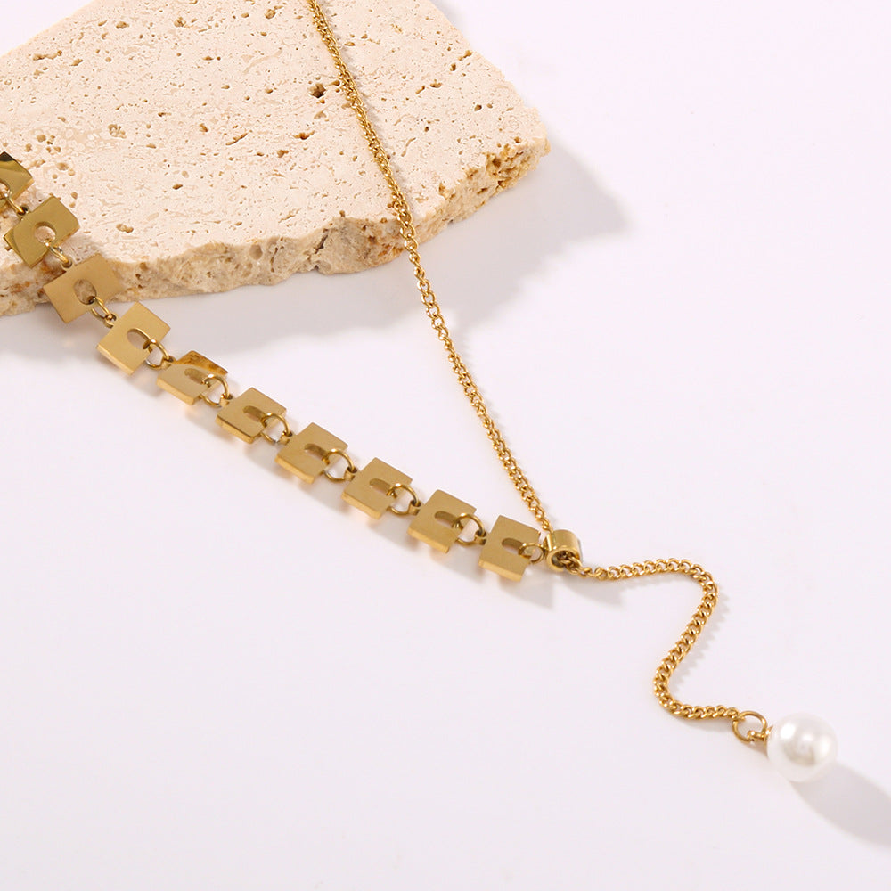 Collana con Ciondolo a Perla Asimmetrica Cava Geometrica Minimalista in Acciaio al Titanio Placcato Oro 18K su Catena O