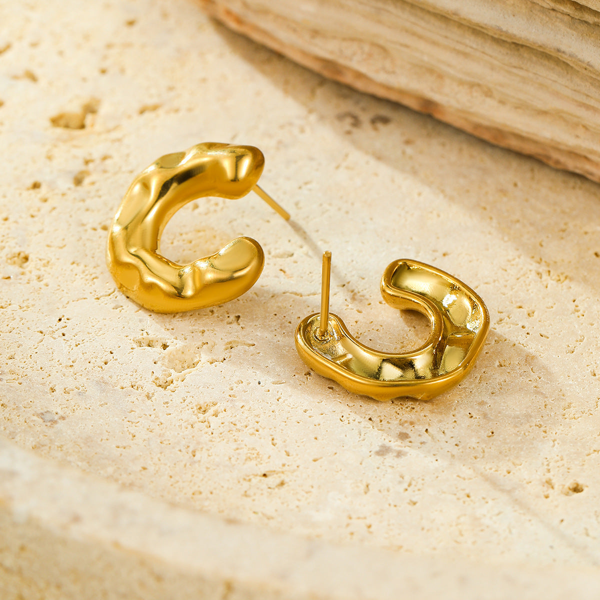 Pendientes de Acero Inoxidable con Textura Martillada en Forma de C para Mujer con Acabado Chapado, Diseño Minimalista y Adecuado para la Oficina