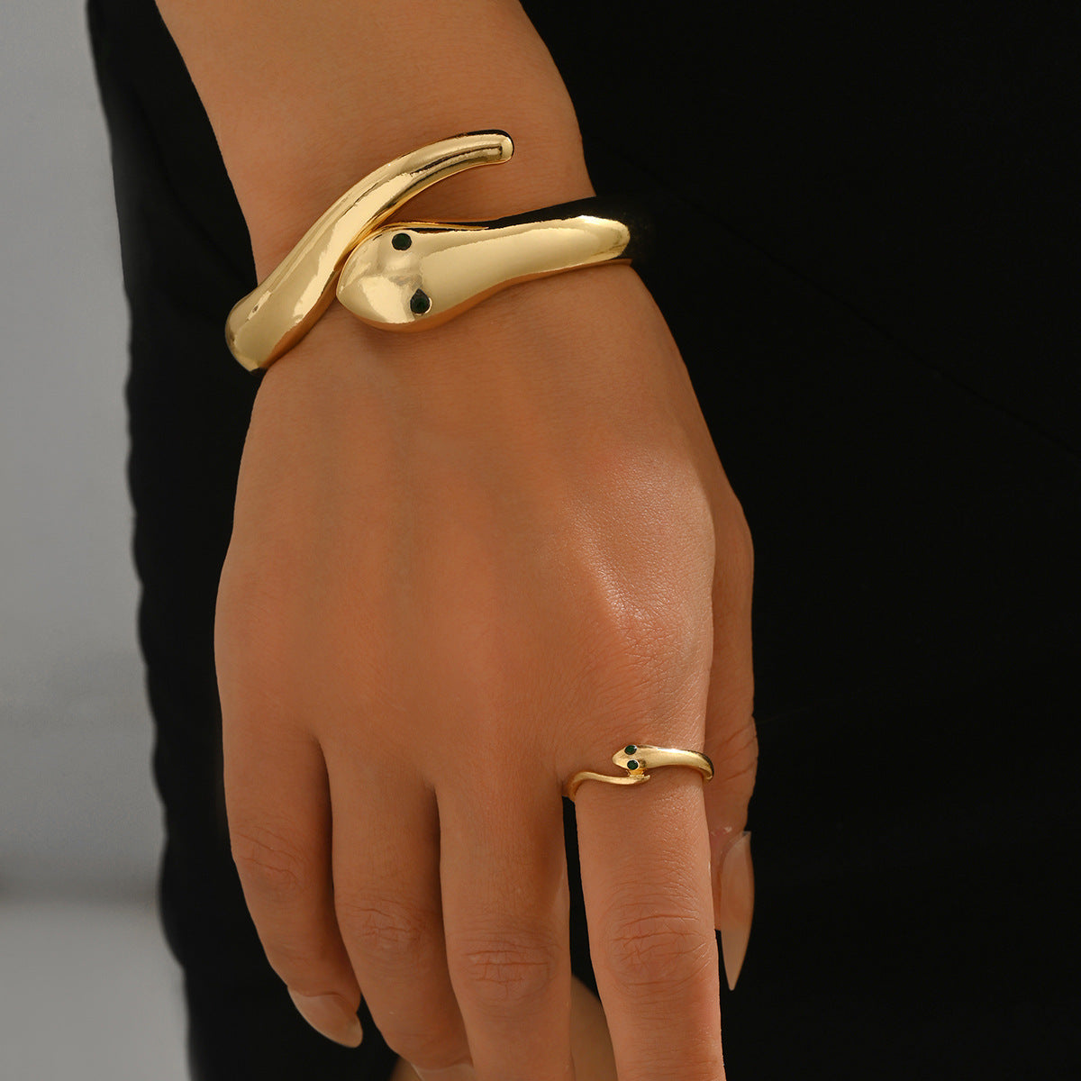 Set di bracciale e anello geometrici a forma di serpente intarsiati di strass, regolabili, da donna, in lega