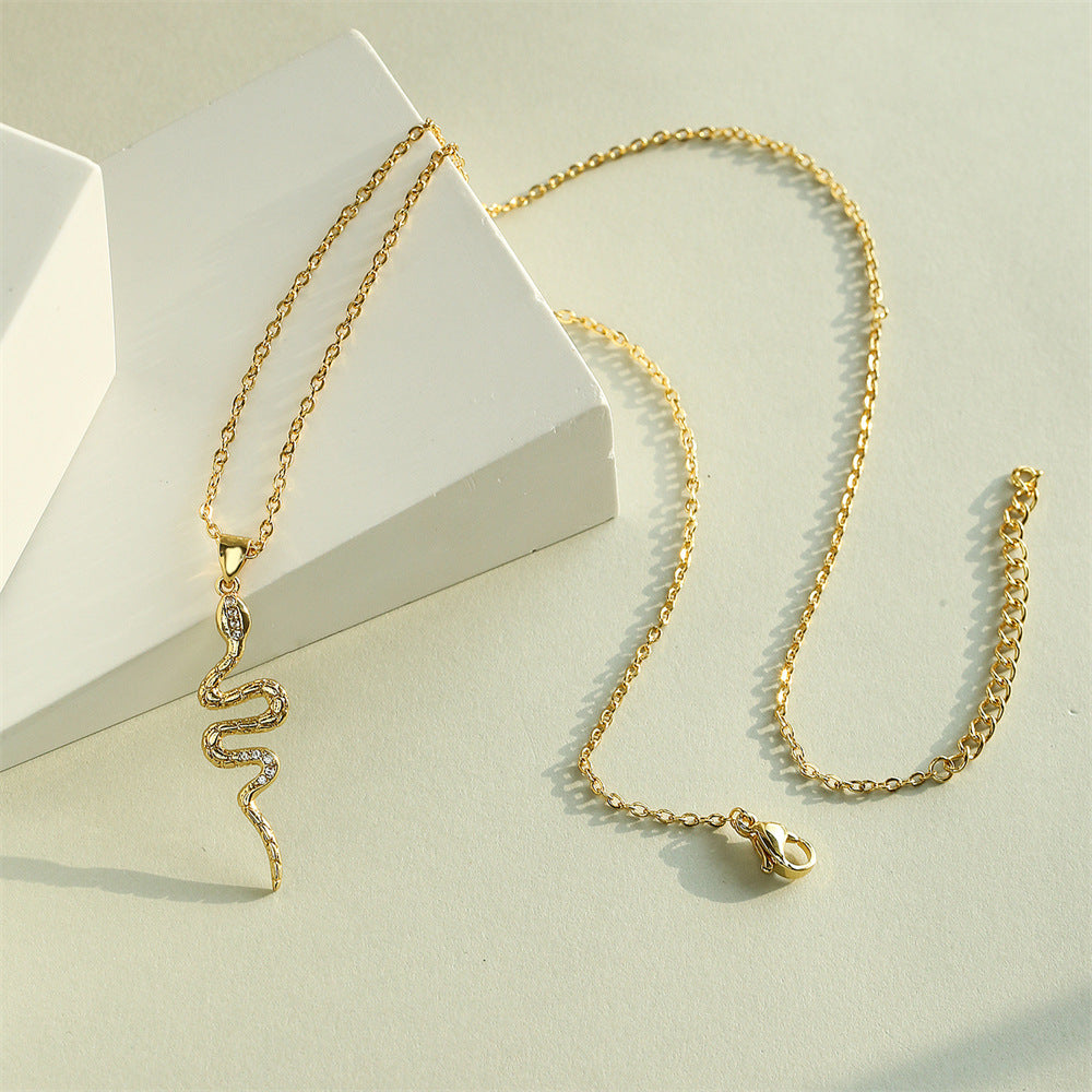 Collana con Ciondolo a Forma di Serpente Minimalista da Donna in Rame con Zirconi Micro-Incastonati e Placcatura in Oro 18K
