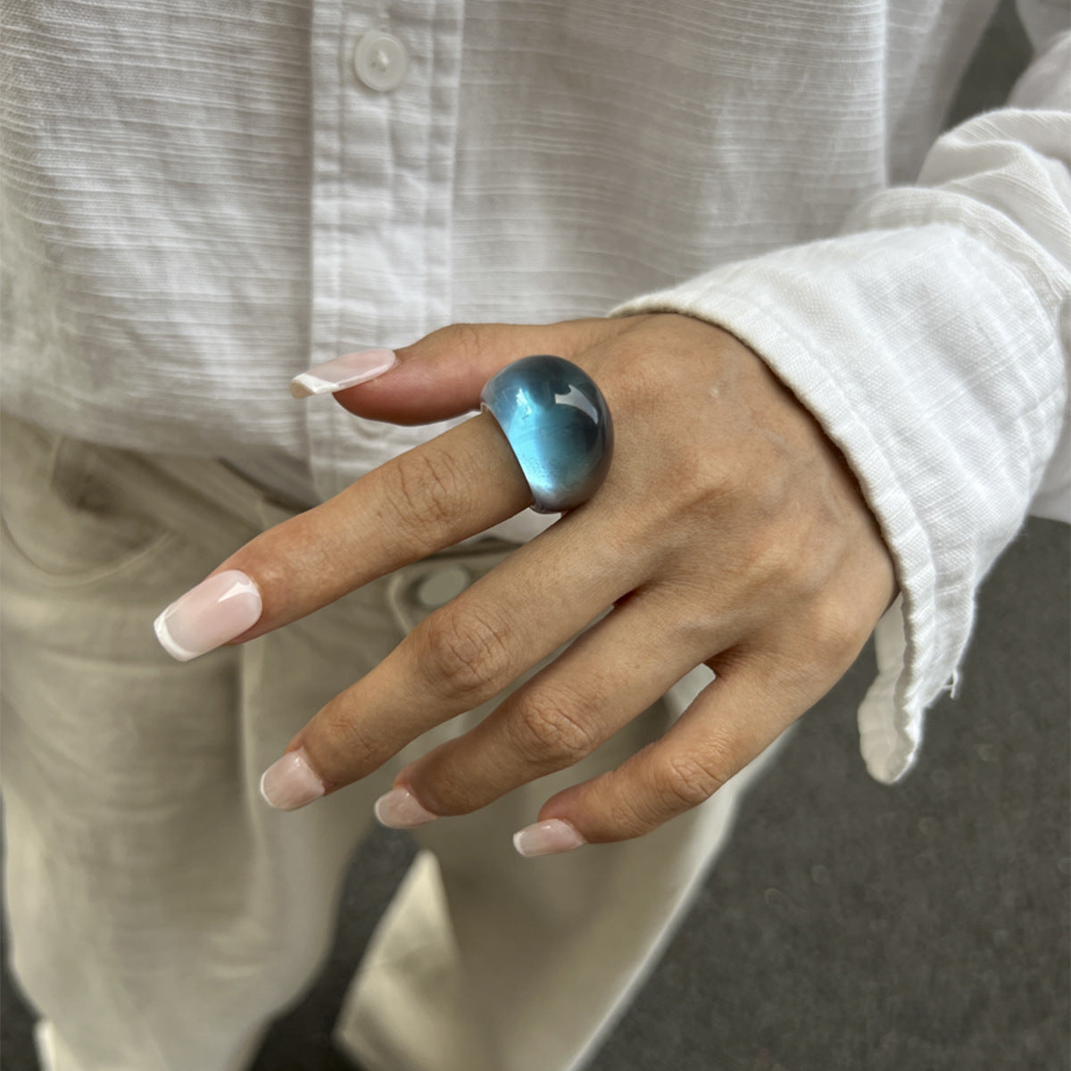 Anello da donna in resina geometrico minimalista con effetto marmorizzato e finitura epossidica lucida