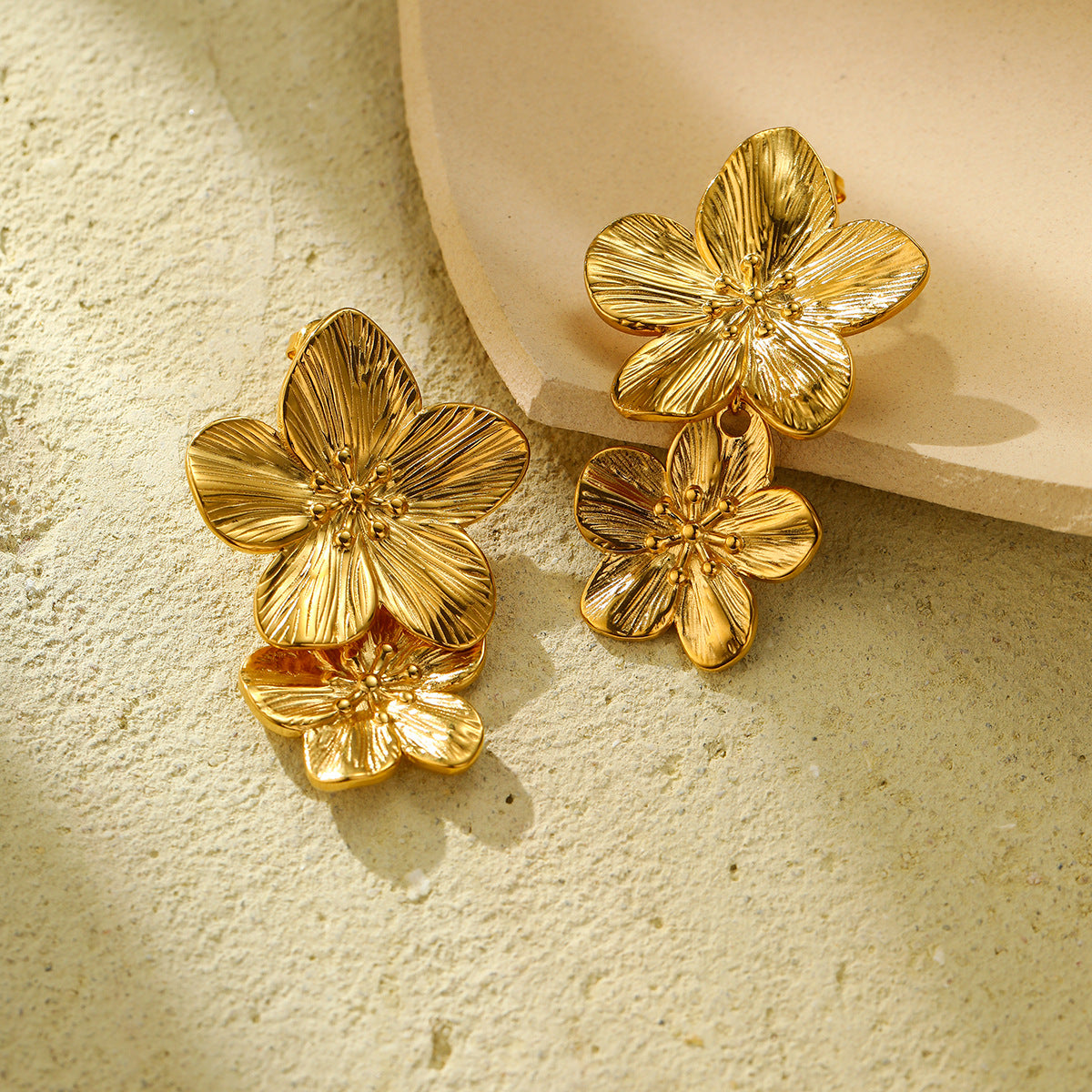 Pendientes colgantes de pétalos chapados en oro de acero inoxidable estilo palacio francés vintage para mujer