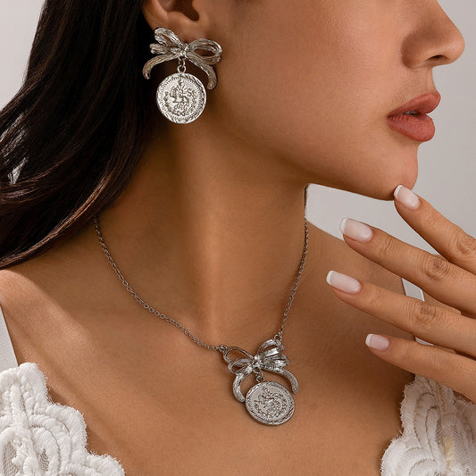 Collar de aleación minimalista con forma de lazo y colgante de perla simulada con baño para mujer