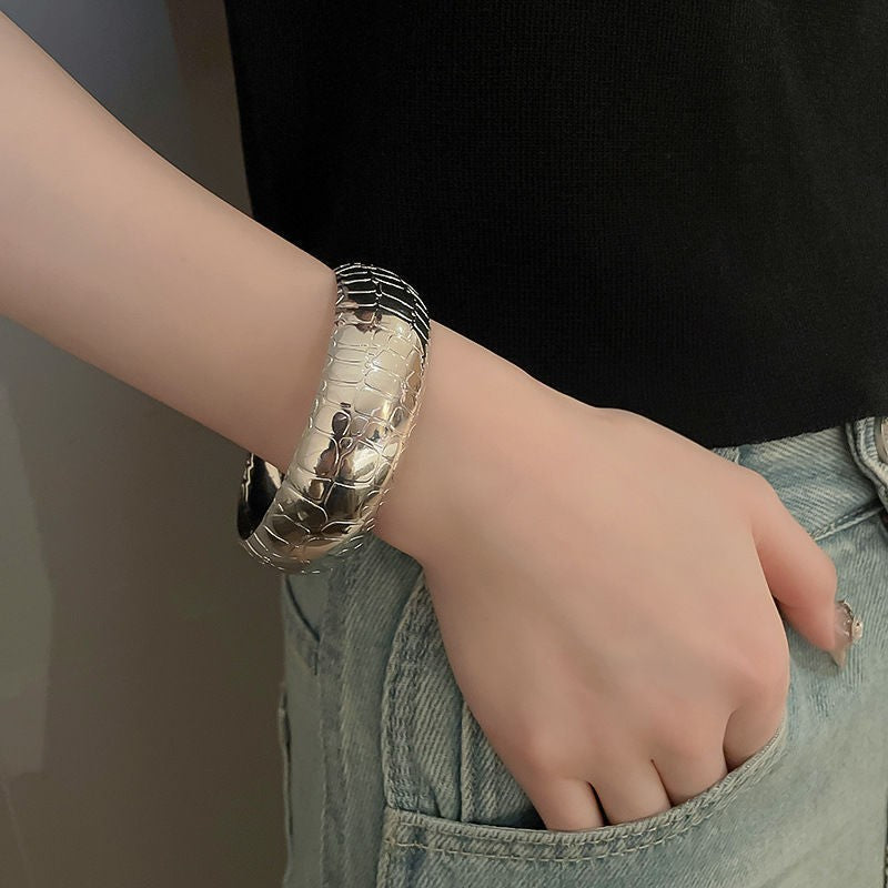 Bracciale a manetta in metallo elegante e robusto con finitura placcata, forma geometrica rotonda, accessorio di lusso alla moda per pendolari