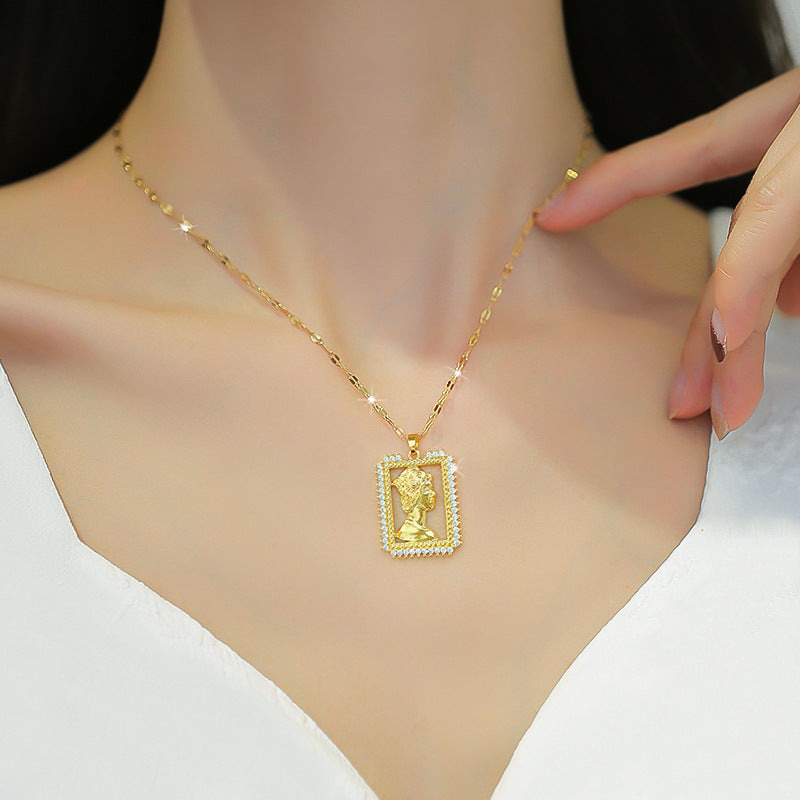 Collana da donna con ciondolo esotico geometrico in acciaio al titanio, con intarsio di zirconi e delicata catena per clavicola