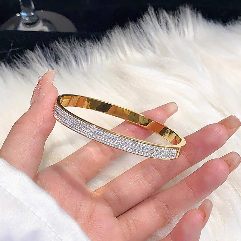 Bracciale Minimalista in Acciaio al Titanio da Donna con Placcatura in Oro e Intarsio di Zirconi, Bracciale Lusso con Design Geometrico Ovale