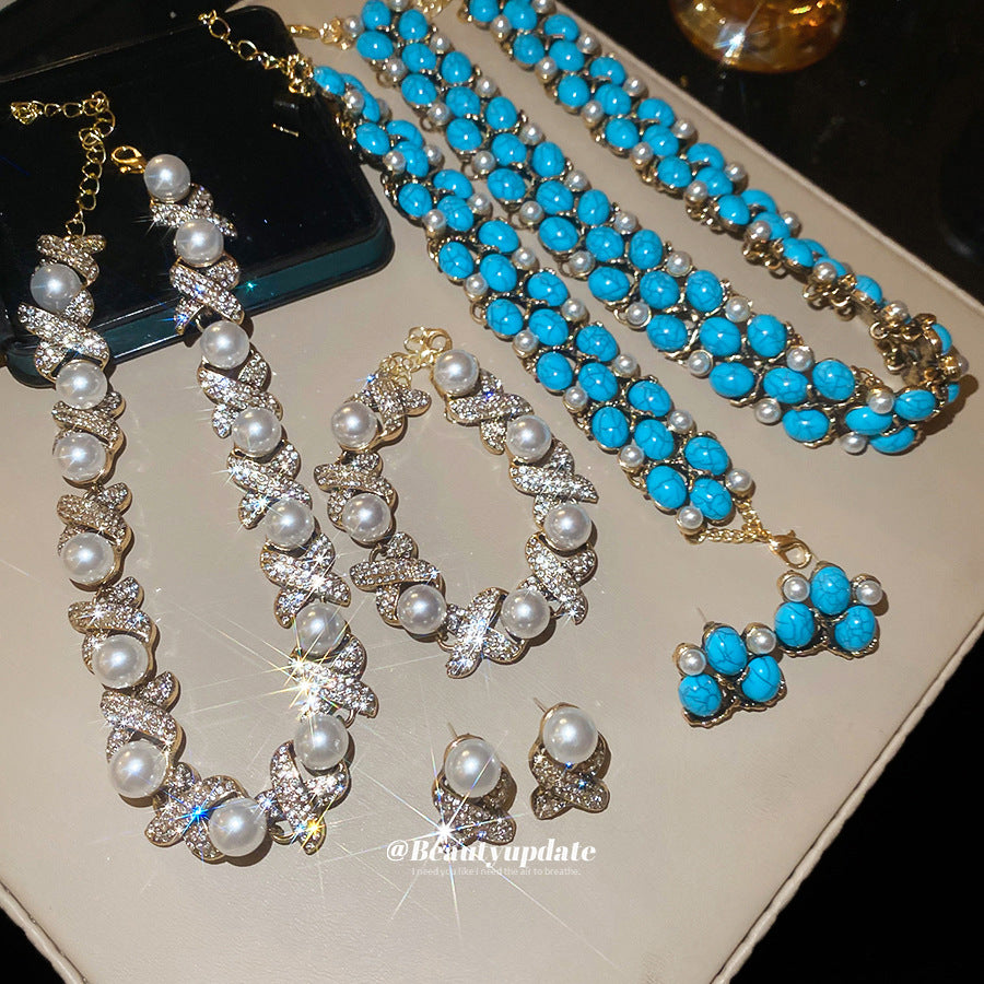 Set di collana con ciondolo rotondo in perle finte placcato in stile vintage con bracciale e orecchini abbinati da donna