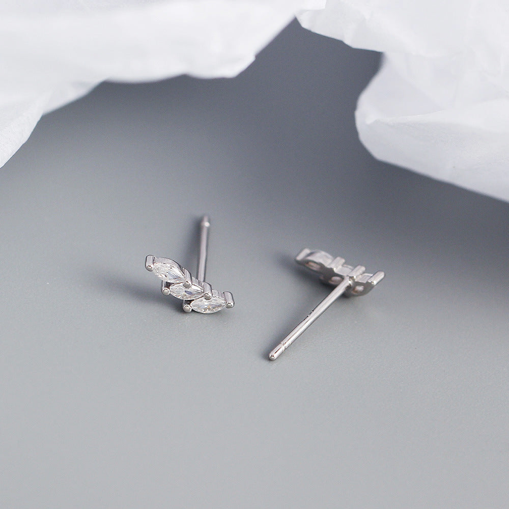 Orecchini Minimalisti in Argento Sterling 925 con Intarsio Geometrico di Zirconi Cubici