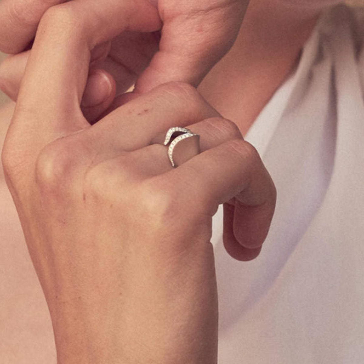 Anillo Minimalista de Acero Inoxidable Bañado en Oro de 18K con Incrustación de Pedrería, Diseño Geométrico Abierto, Unisex
