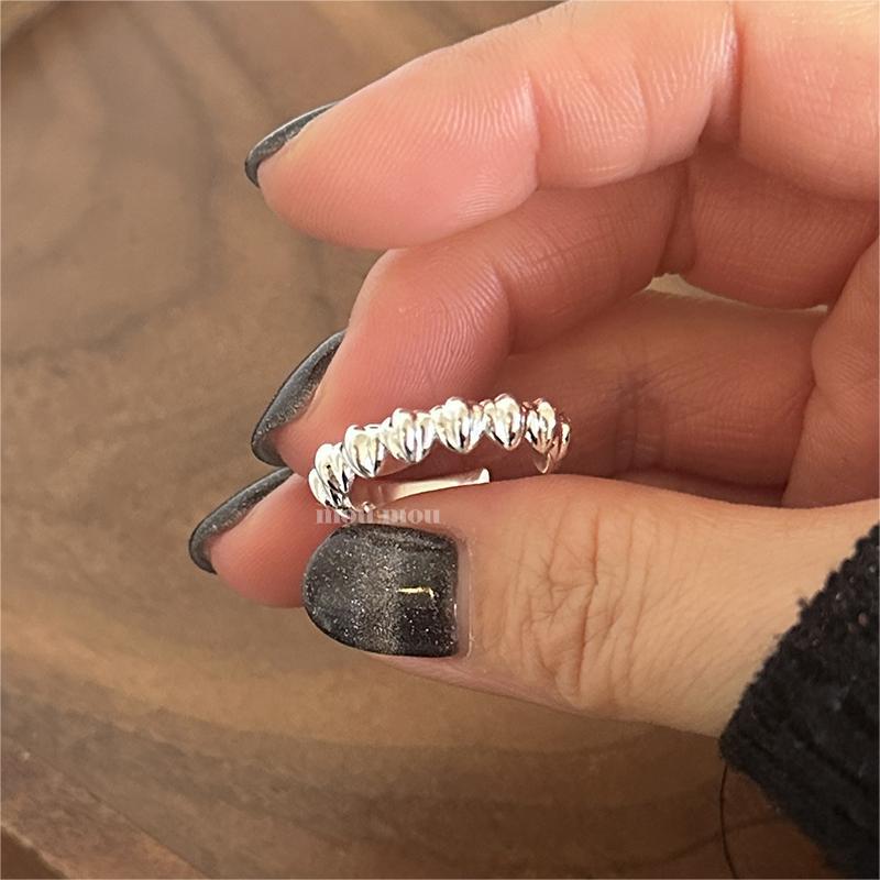 Anillo de plata de ley 925 minimalista en forma de corazón con acento cuadrado biselado para mujer