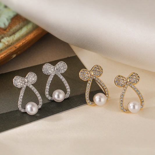 Orecchini a forma di fiocco e farfalla geometrica da donna con base in rame placcato in oro vero, micropavé di zirconi e perle