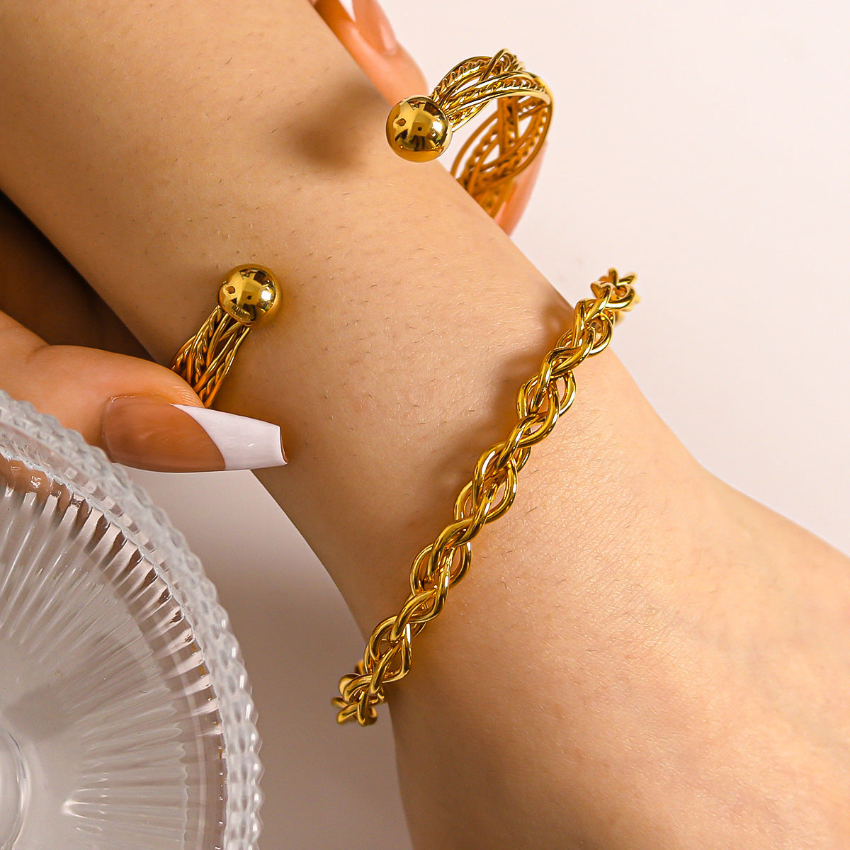 Bracciale regolabile da donna in stile vintage Ins con placcatura in oro 18 carati in acciaio titanio intrecciato