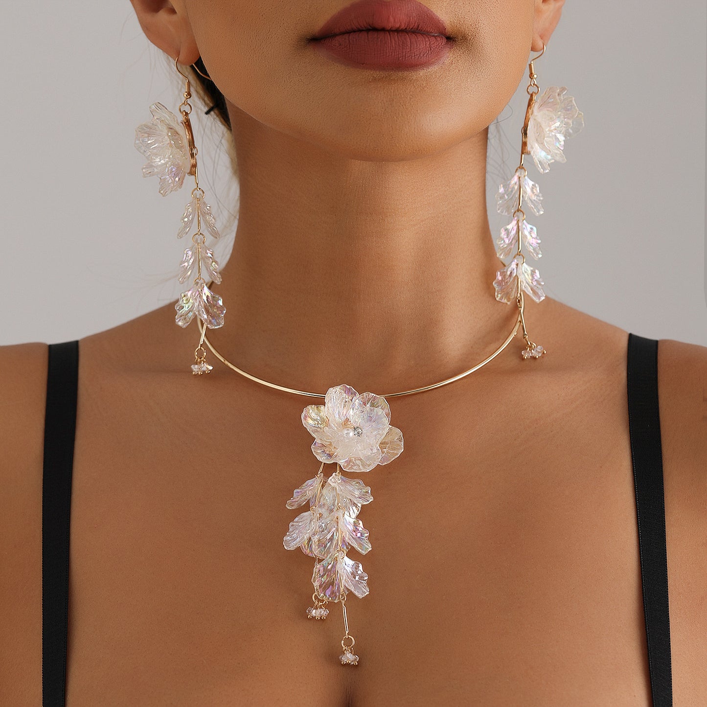 Gargantilla de aleación a la moda ligera con diseño de flores en 3D y forma festoneada, acabado galvanizado para mujer