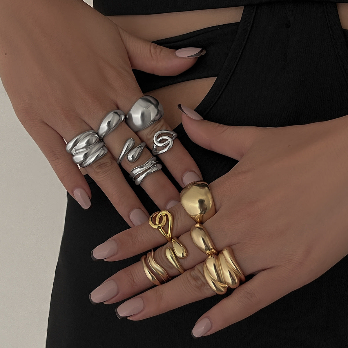 Anello Aperto Minimalista Geometrico in Lega con Design a Linea Fluida e Finitura Placcata da Donna