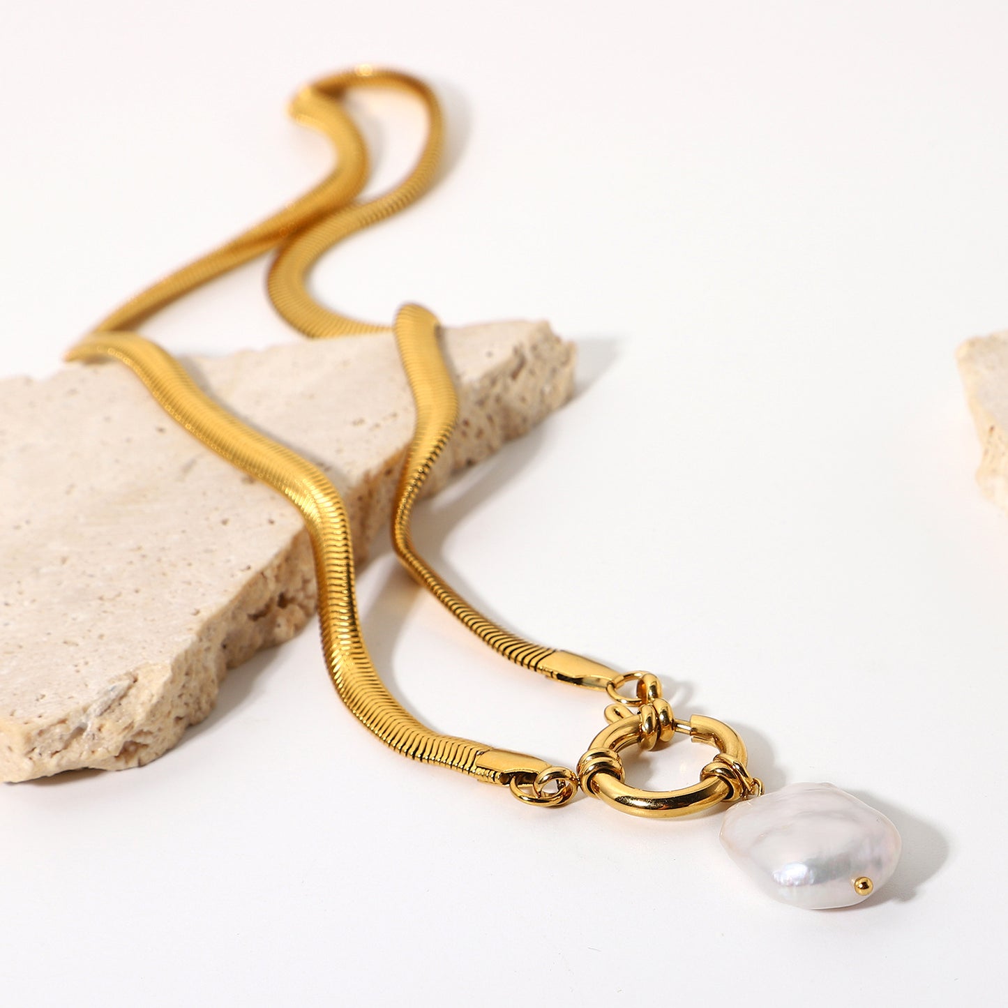 Collana pendente minimalista con perla d'acqua dolce a forma di cuore in acciaio inossidabile con placcatura in oro 18 carati e catena a serpente