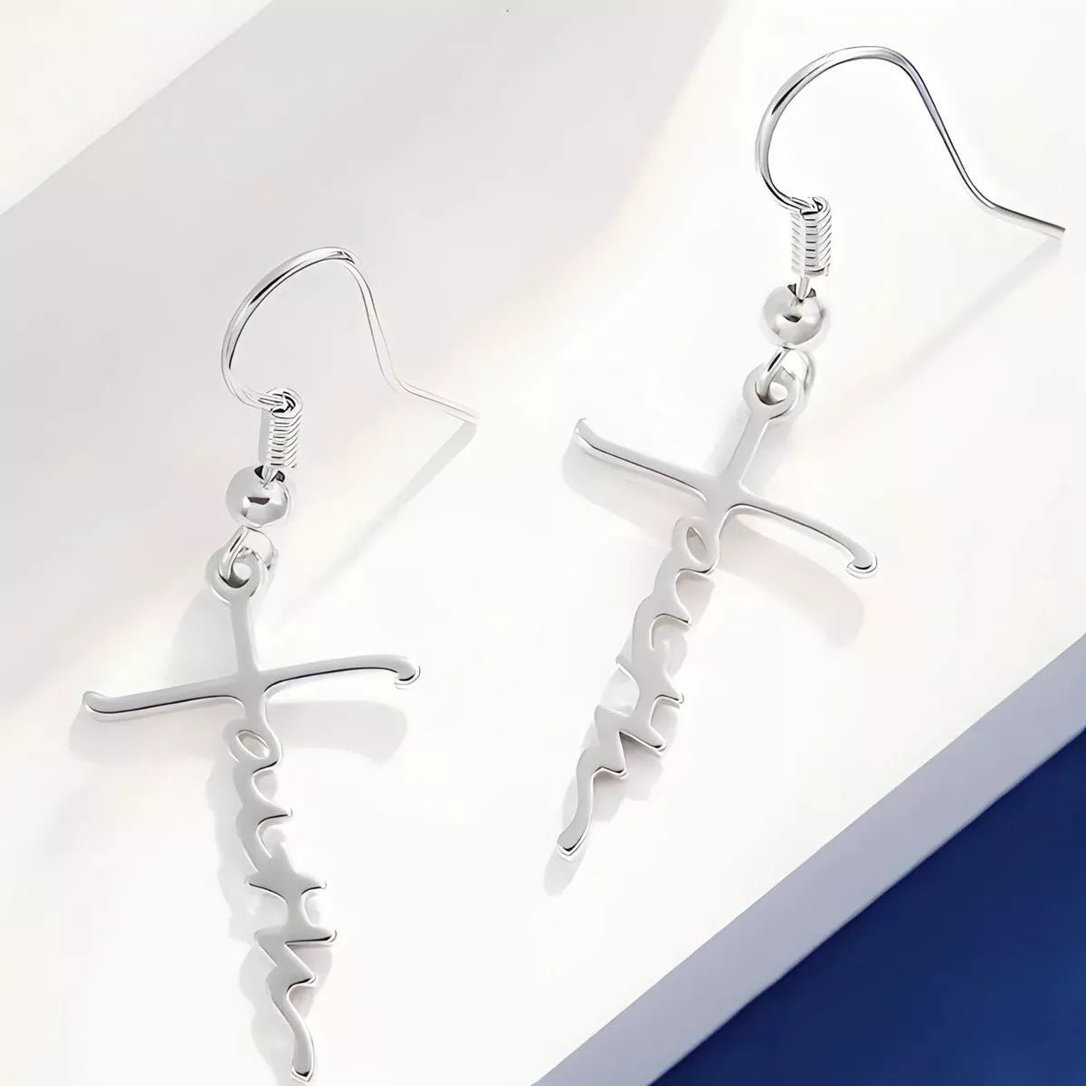 Orecchini da donna minimalisti e moderni in acciaio inossidabile a forma di croce con finitura placcata