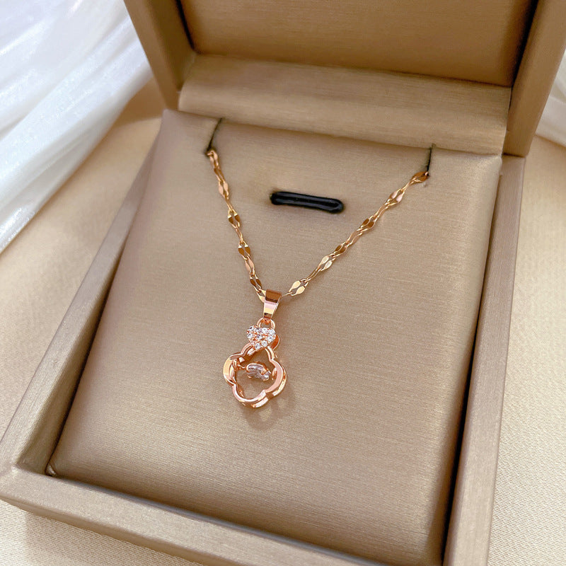 Collana minimalista a forma di trifoglio in acciaio al titanio con intarsio di strass per donne e uomini, delicata catena per clavicola con motivo luna naturale