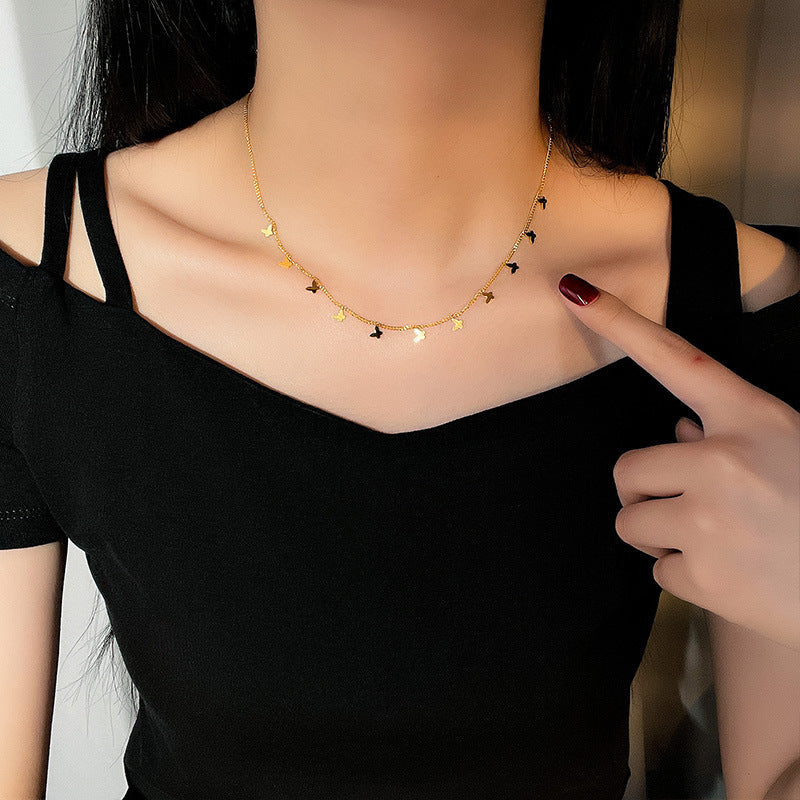 Collar con colgante de mariposa minimalista para mujer en acero titanio con acabado chapado, delicada cadena de clavícula para verano