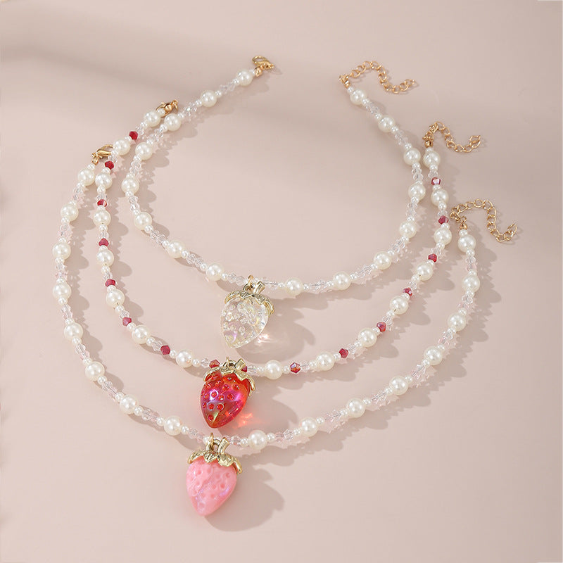 Collar con colgante en forma de fresa para niñas con detalles de cristal de colores arcoíris en cadena de cuentas