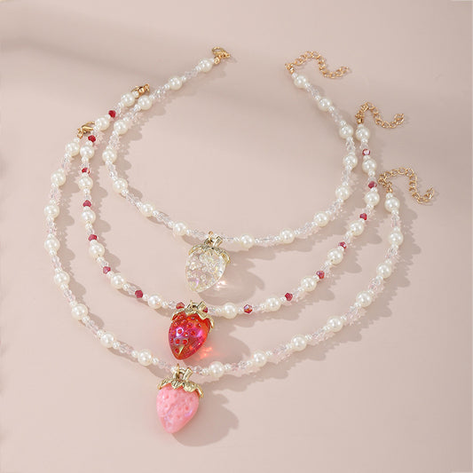 Collar con colgante en forma de fresa para niñas con detalles de cristal de colores arcoíris en cadena de cuentas
