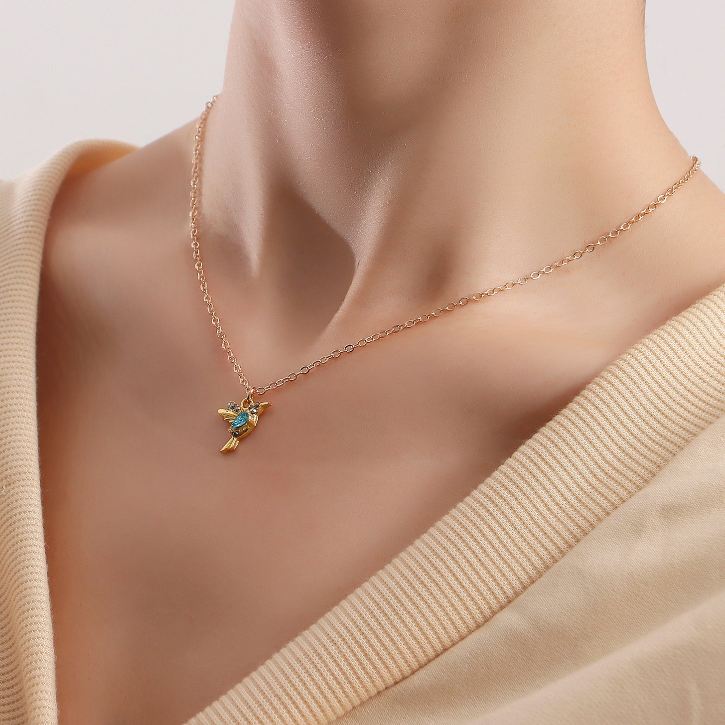 Minimalist Bird Pendant Necklace for Women Alloy with Micro-Pavé Rhinestones on Clavicle Chain