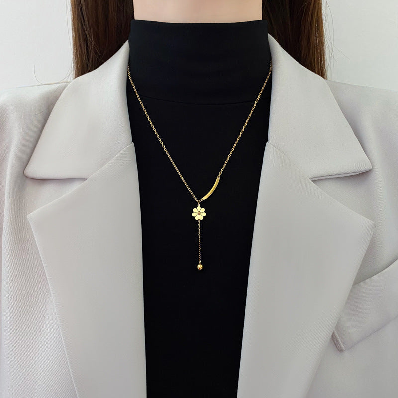 Fashionable Daisy Pendant Necklace for Women in Titanium Steel with Gold Plating and Fringe Detail on O-Chain