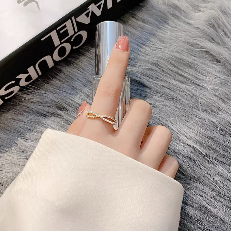 Anello Minimalista con Perle e Croce da Donna in Rame con Finitura Placcata e Design a Lettera