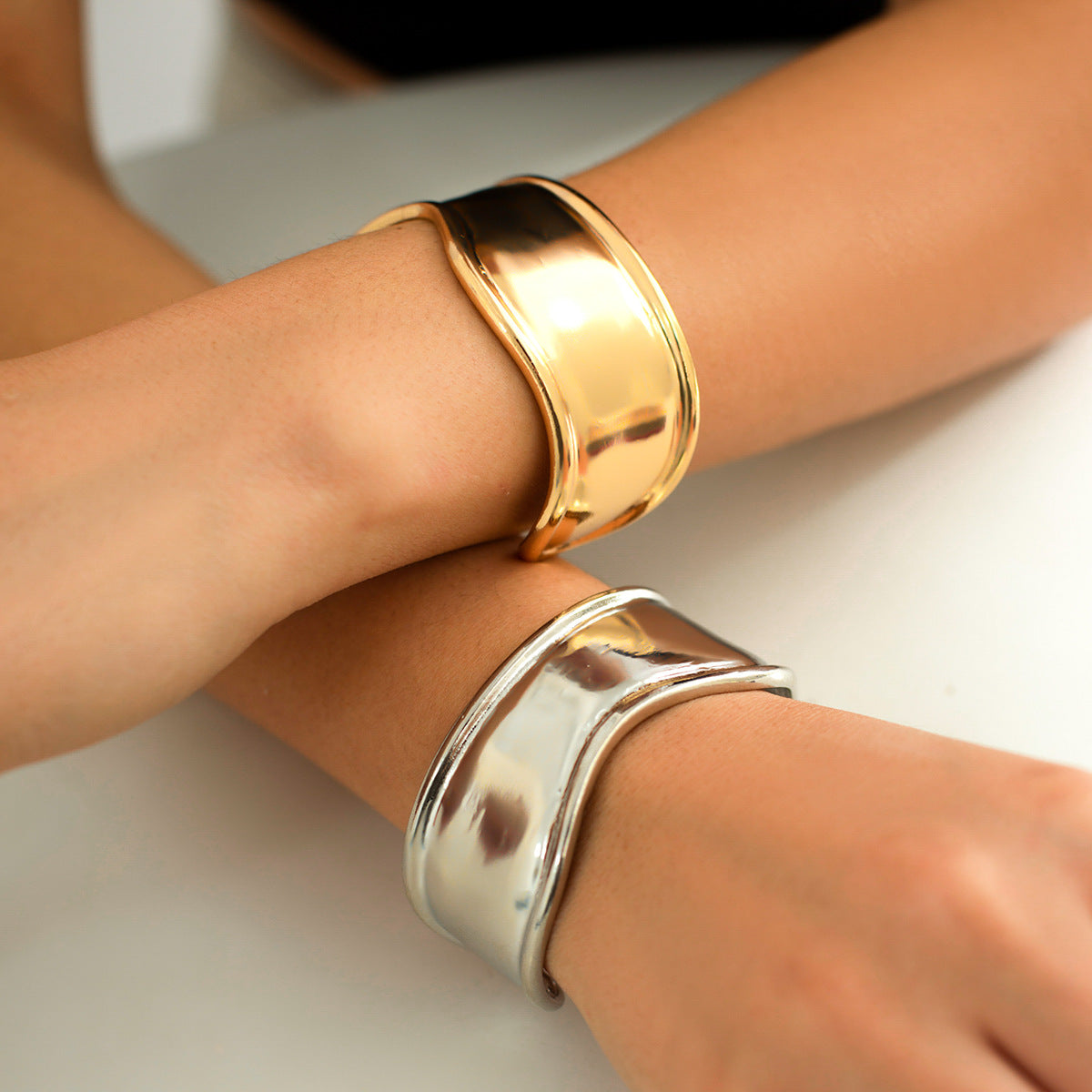 Bracciale da donna in lega a V geometrico irregolare minimalista con superficie lucida e finitura galvanica