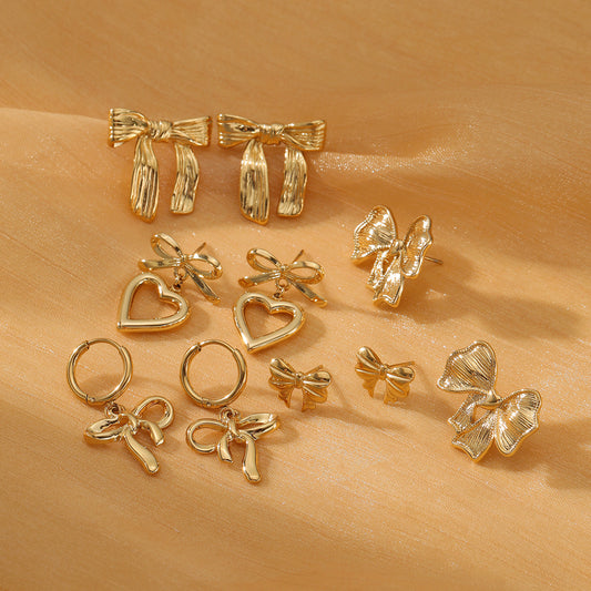 Pendientes Dulces con Forma de Lazo de Acero de Titanio para Mujer con Baño de Oro de 18K y Postes de Acero Inoxidable