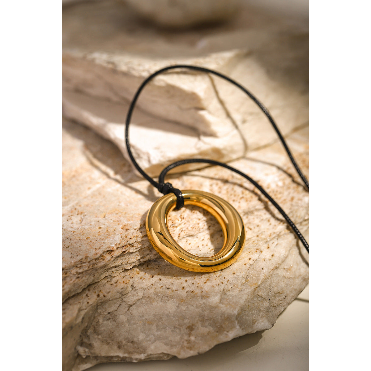 Collar minimalista circular hueco de acero de titanio con cadena de acero inoxidable chapada en oro de 18 quilates