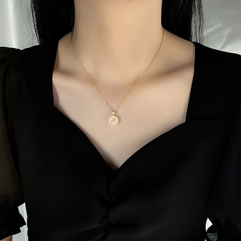 Collana girocollo minimalista da donna con pendente a occhio di gatto rotante, zirconi micro-pavé, design geometrico rotondo in acciaio al titanio con catena a croce