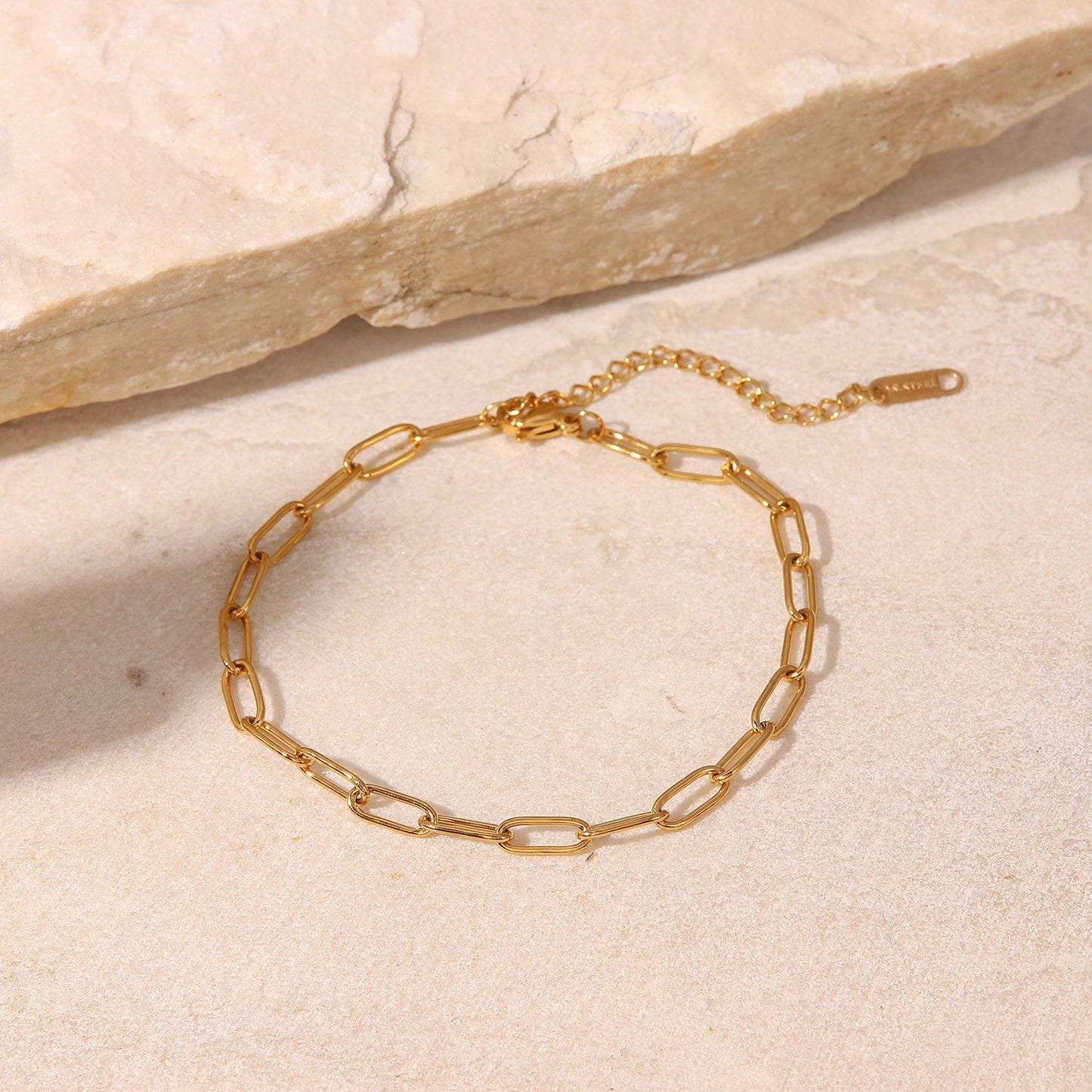 Cavigliera Minimalista Geometrica in Acciaio al Titanio con Catena a Spillo in Oro 18K da Donna