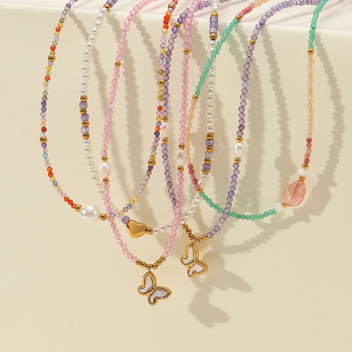 Collana con Pendente a Farfalla Minimalista in Acciaio al Titanio con Finitura Elettroplaccata e Dettagli in Perle Naturali d'Acqua Dolce