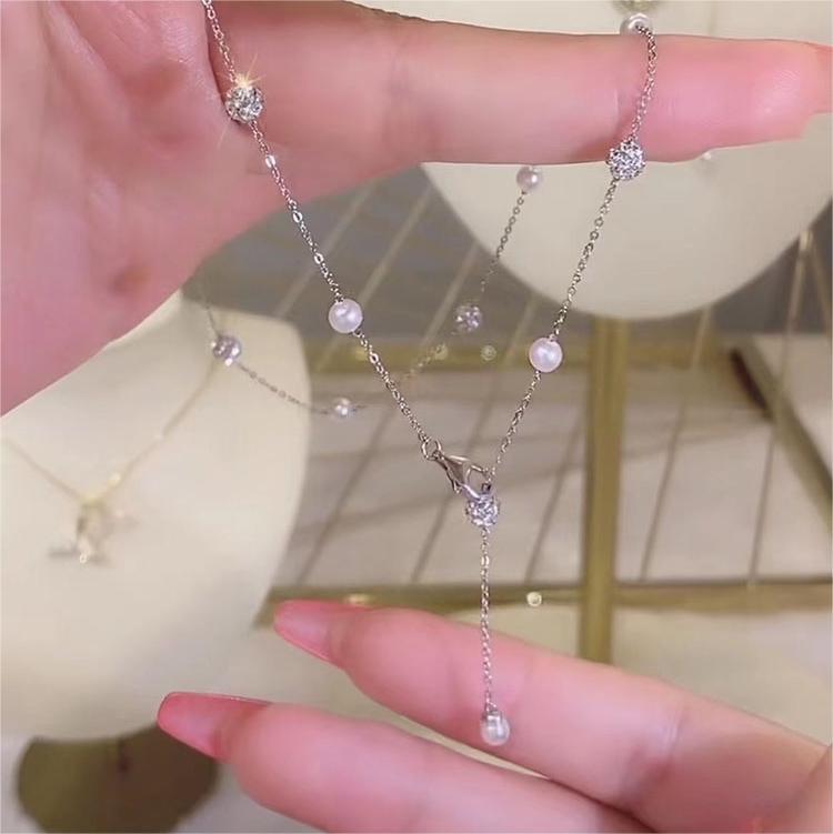 Collana da donna a pendente minimalista a Y in acciaio e titanio con nappina e finitura galvanizzata