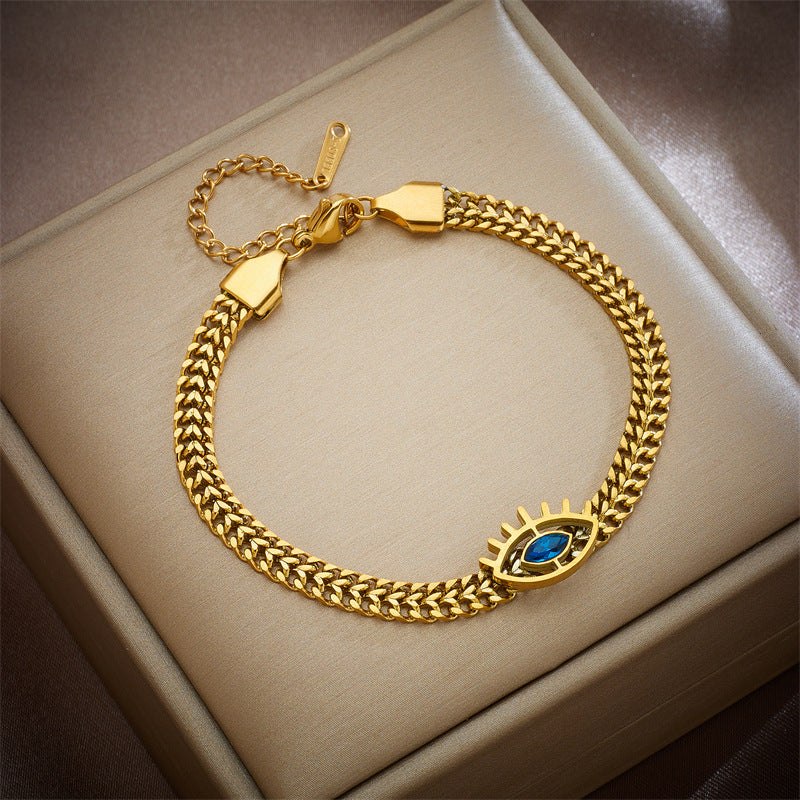 Bracciale con ciondolo a farfalla d'ispirazione vintage in acciaio al titanio con intarsi in strass e dettagli traforati