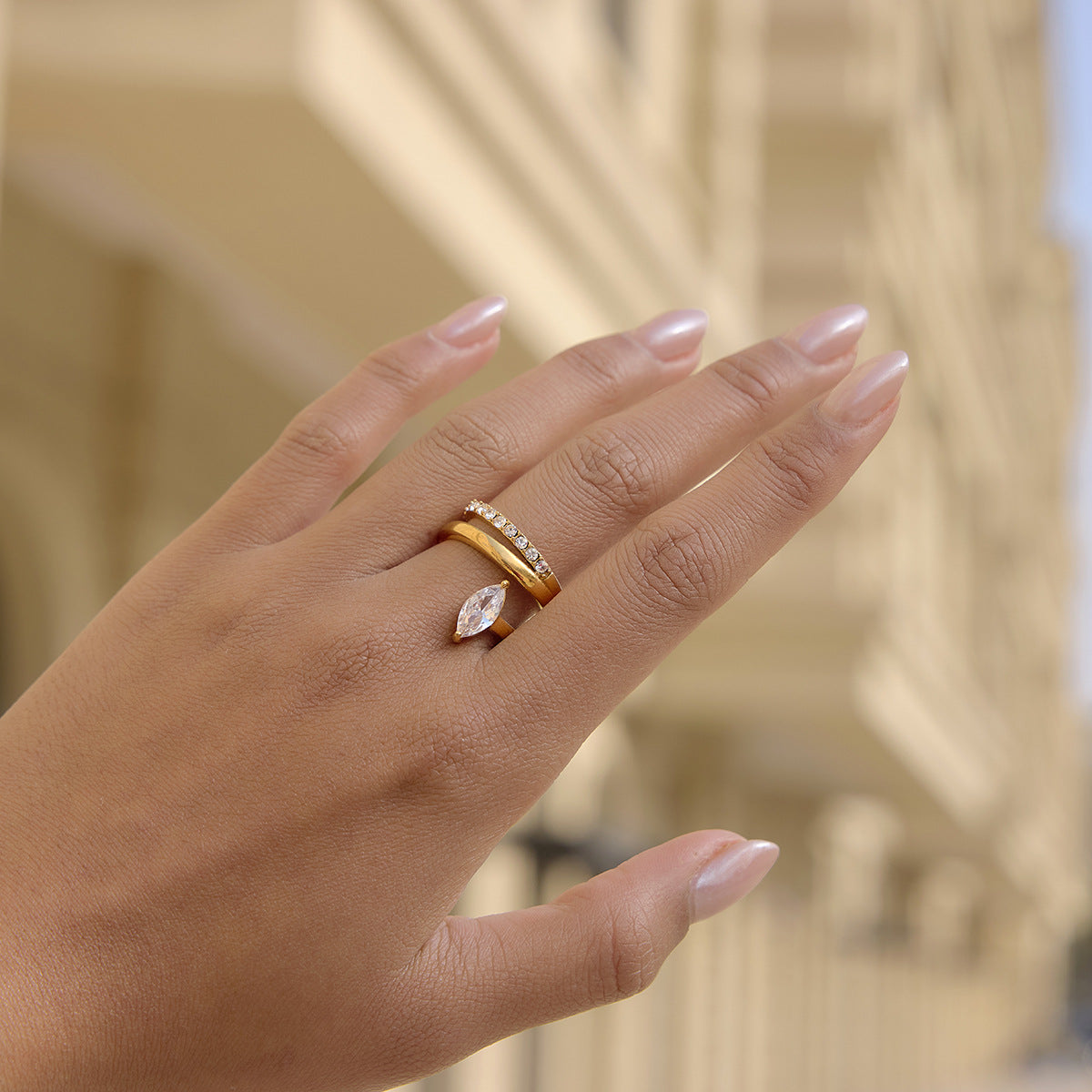 Anello aperto da donna in acciaio inossidabile geometrico placcato oro PVD con zirconi cubici